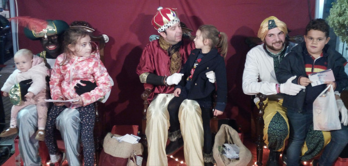 Los Carteros Reales cumplieron con la tradición y recogieron las cartas de los niños y niñas de Motril